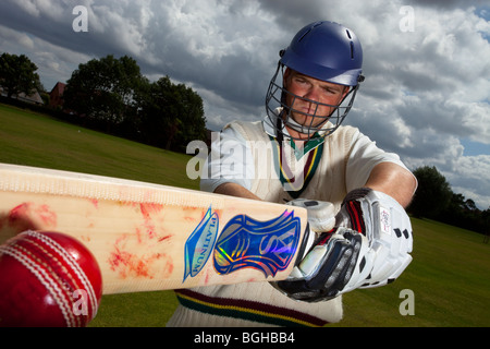 Giocatore di cricket battitore bat a sfera Foto Stock