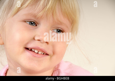 Foto di stock di un colpo di testa di una bionda haried quattro anno vecchia ragazza. Foto Stock