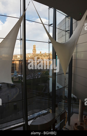 Vista dal Museo National Media verso il Municipio, Bradford, West Yorkshire, Inghilterra Foto Stock