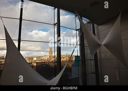 Vista dal Museo National Media verso il Municipio, Bradford, West Yorkshire, Inghilterra Foto Stock