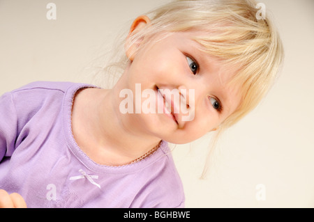 Foto di stock di un colpo di testa di una bionda haried quattro anno vecchia ragazza. Foto Stock