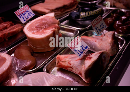 La carne viene visualizzato nella finestra di Ian e John Cuss famiglia macelleria, Shoreham, East Sussex, Regno Unito. Foto Stock