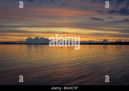 La fase finale di un nuvoloso tramonto sopra il grande lago nella regione della Karelia. La foto è colorato e rilassante. Foto Stock