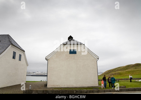 I turisti in Videy isola. Isola Videy, Reykjavik, Islanda. Foto Stock