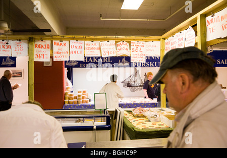 Gli amanti dello shopping l'acquisto di pesce fresco al Kolaportid mercatino delle pulci. Il centro di Reykjavik, a sud-ovest dell'Islanda. Foto Stock