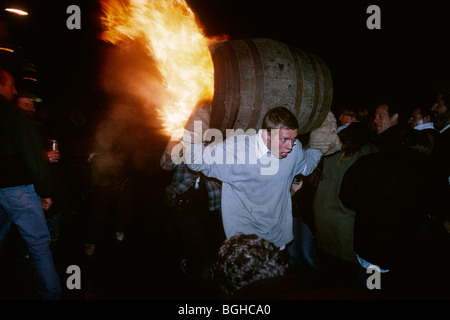 Ottery St Mary. Devon. In Inghilterra. Il carnevale tradizionale di fiammatura tar di barili si tiene ogni anno a novembre 5th. Foto Stock