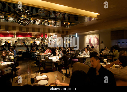 Ristorante affollato in Mori Tower, Roppongi Hills, Tokyo, Giappone Foto Stock