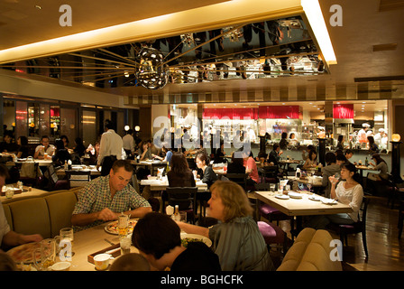 Ristorante affollato in Mori Tower, Roppongi Hills, Tokyo, Giappone Foto Stock