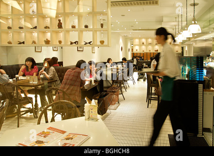 Ristorante affollato in Mori Tower, Roppongi Hills, Tokyo, Giappone Foto Stock