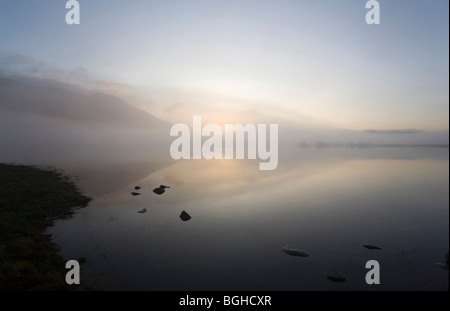 Alba sul lago di Bassenthwaite, Cumbria, Inghilterra Foto Stock
