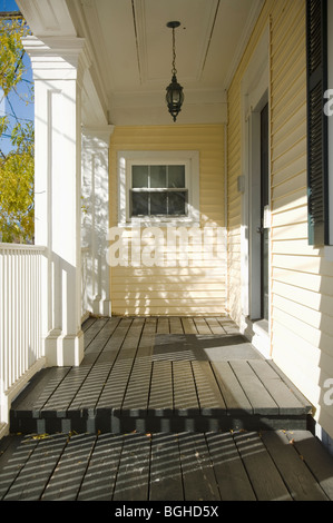 La luce del sole sul portico anteriore Foto Stock