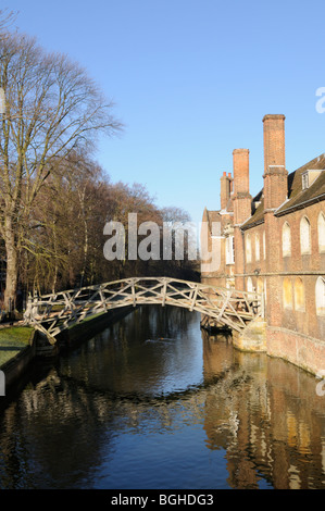 Inghilterra; Cambridge; il ponte di matematica al Queens College in inverno Foto Stock