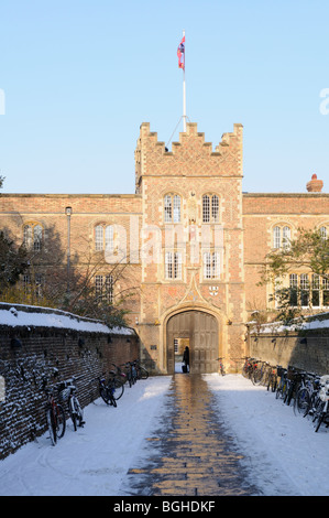 Inghilterra; Cambridge; Jesus College Gatehouse in inverno Foto Stock