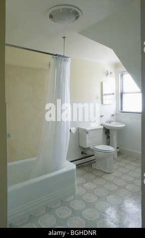 Piccolo e tradizionale bagno con pavimenti in linoleum Foto Stock