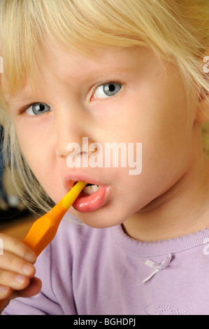 Foto di stock di 4 anno vecchia ragazza spazzolare i suoi denti. Foto Stock