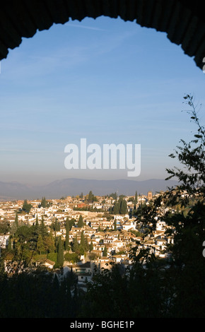 Granada, Andalusia. Vista su Granada dall'Alhambra Palace. Foto Stock