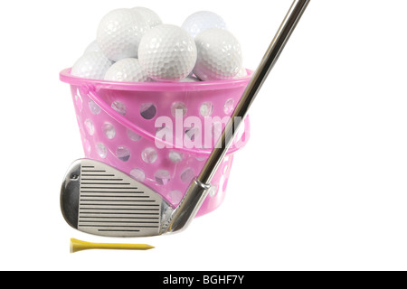 Benna con palline da golf e ferro da stiro su bianco Foto Stock