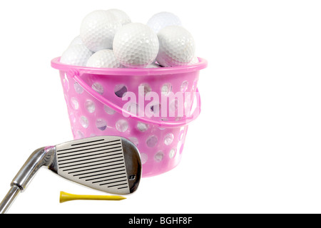 Benna con palline da golf e ferro da stiro su bianco Foto Stock