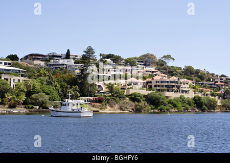 Le case di lusso sulla banca del fiume Swan tra Perth e Fremantle in Western Australia. Foto Stock