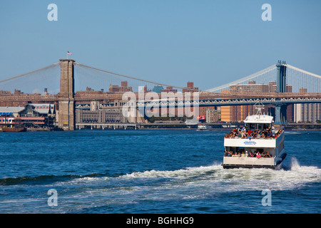 I turisti in una gita in barca in East River a New York City Foto Stock