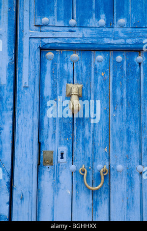 Dettaglio della porta di legno dipinto in colore blu. El Toboso. Provincia di Toledo. Castiglia La Mancha. Spagna. Foto Stock