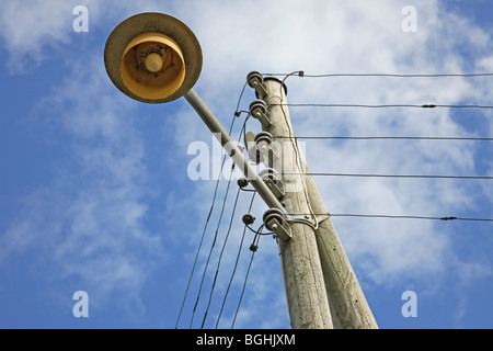 Impianti per la produzione combinata di energia polo di alimentazione e lampada post. Foto Stock