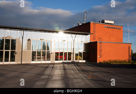 Vigili del fuoco dietro camion garage chiuso le porte in vetro , Finlandia Foto Stock