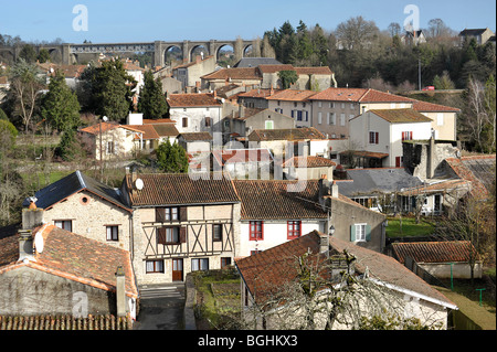 Il quartiere medievale a Parthenay Deux-Sevres Francia Foto Stock