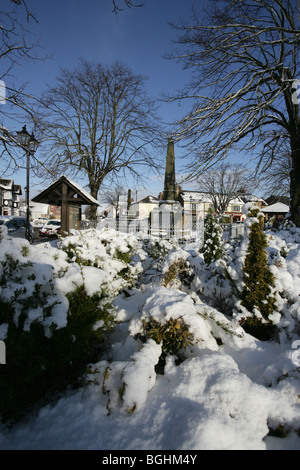 Villaggio di Holt, Galles. Vista pittoresca di Holt village center su un freddo inverno nevoso del giorno. Foto Stock