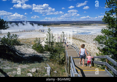 Gli escursionisti Godetevi un giorno di estate a Norris Geyser Basin nel Parco Nazionale di Yellowstone, Wyoming Foto Stock