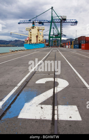 Piccoli container ormeggiata lungo la banchina del terminal container, Lyttelton, Nuova Zelanda Foto Stock