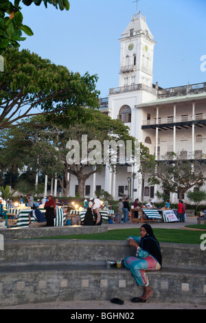 Stone Town, Zanzibar, Tanzania. Forodhani Gardens. Beit El Ajaib, ex Palazzo del Sultano, in background, ora un museo nazionale. Foto Stock