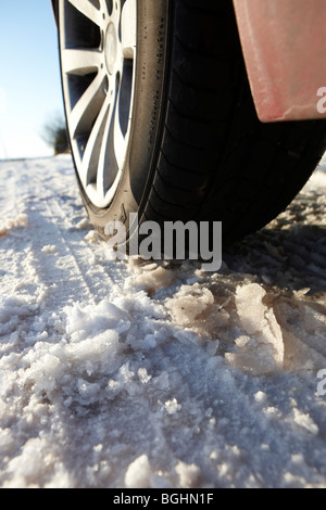 Close up di un pneumatico Pirelli e ruota in lega nella neve Foto Stock