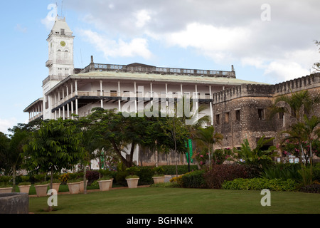 Stone Town, Zanzibar, Tanzania. Giardini di Forodhani, Omani Fort, Beit El Ajaib (Casa delle meraviglie) in background. Foto Stock