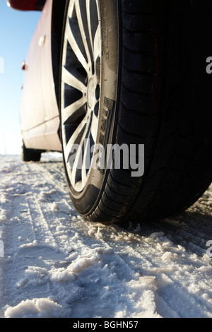 Close up di un pneumatico Pirelli e ruota in lega nella neve Foto Stock