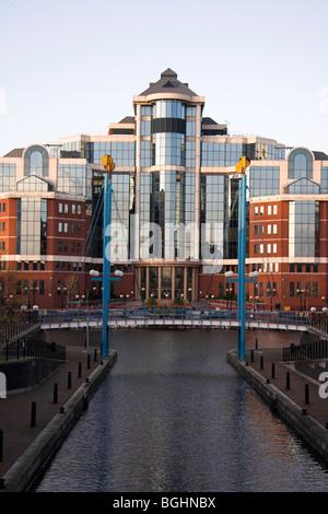 Victoria Building, città portuale dal bacino di Erie, Mariners Canal, Salford Quays, Manchester, Regno Unito Foto Stock