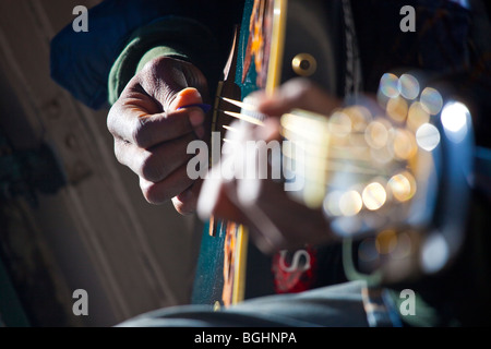 Musicista di strada suonando la chitarra su un marciapiede nel Quartiere Francese di New Orleans, Lousiana Foto Stock