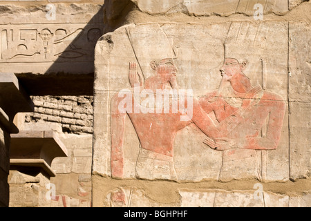 Close up di rilievo scolpite di re su un pilastro restaurato nel museo all aria aperta al Tempio di Karnak e Luxor Egitto Foto Stock