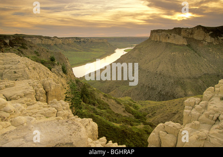 Scogliere al di sopra di miglio 65 al tramonto lungo la parte superiore del Missouri selvatica e Scenic River, Montana, USA Foto Stock