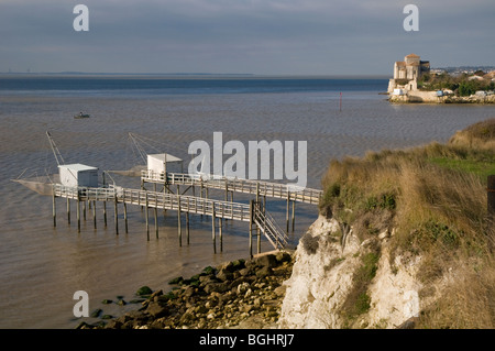 Carrelet : Piattaforme di pesca , piazza netto di immersione sulla Gironde riverside estuario., Talmont sur Gironde, Charente-maritime, Francia Foto Stock