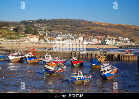 Coloratissime barche di pescatori a Lyme Regis Harbour, Dorset, England, Regno Unito Foto Stock