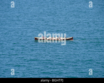 Persone remare una barca di legno sul mare nel devon holiday resort città di Ilfracombe Foto Stock