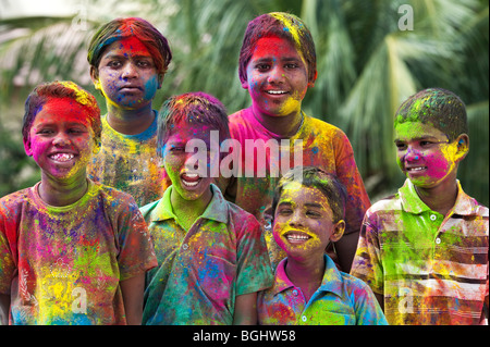 Giovani indiani ragazzi coperti di polvere colorata pigmento. India Foto Stock