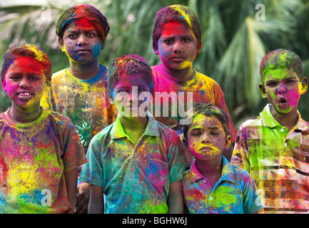 Giovani indiani ragazzi coperti di polvere colorata pigmento. India Foto Stock