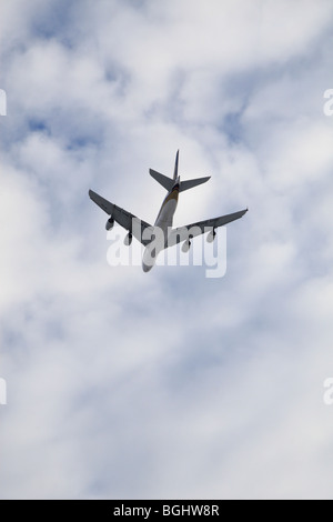 La parte inferiore di un Singapore Airlines Airbus A380 (9V-sci) subito dopo il decollo dall' aeroporto di Heathrow di Londra, Regno Unito. Foto Stock