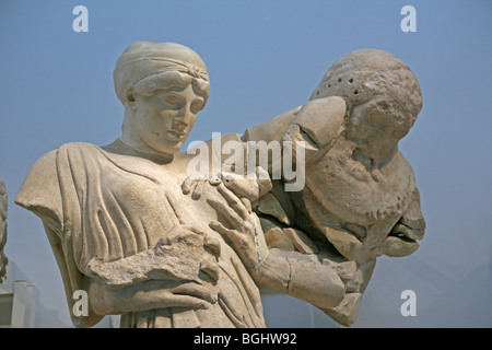 Dettaglio da ovest frontone del Tempio di Zeus in Olimpia Antica - la battaglia di Lapiths e centauri Foto Stock