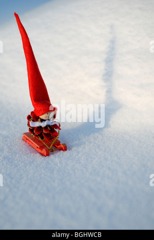 Un elfo scivolare giù per la collina sulla slitta. Helsinki, Finlandia e Scandinavia, Europa. Foto Stock