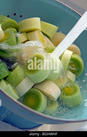 Il risciacquo i porri di scolapasta Foto Stock