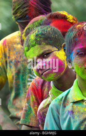 Giovani indiani ragazzi coperti di polvere colorata pigmento. India Foto Stock