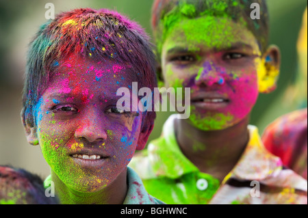 Giovani indiani ragazzi coperti di polvere colorata pigmento. India Foto Stock